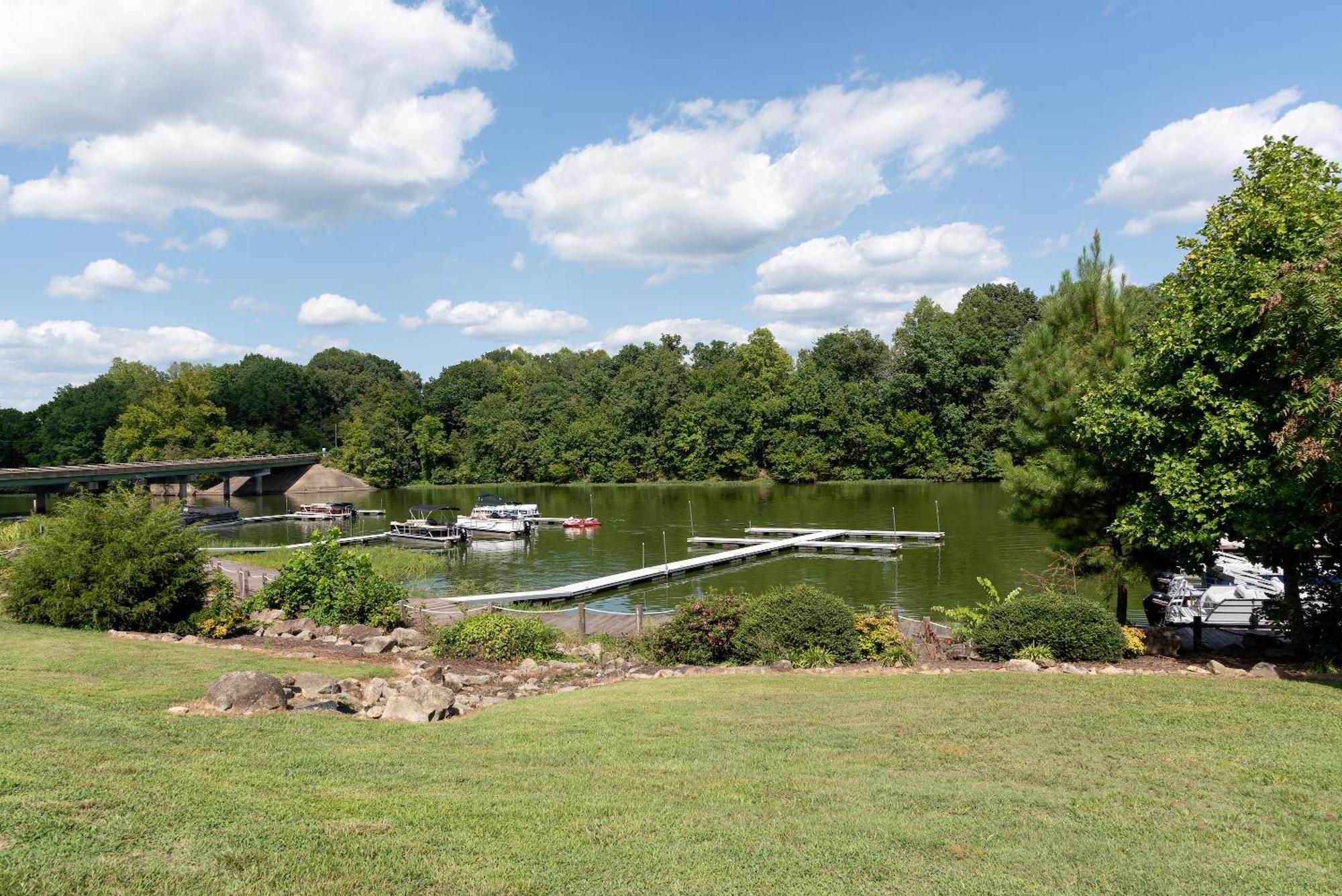 Boardwalk Hotel On Lake Anna By Kasa Mineral Exterior photo