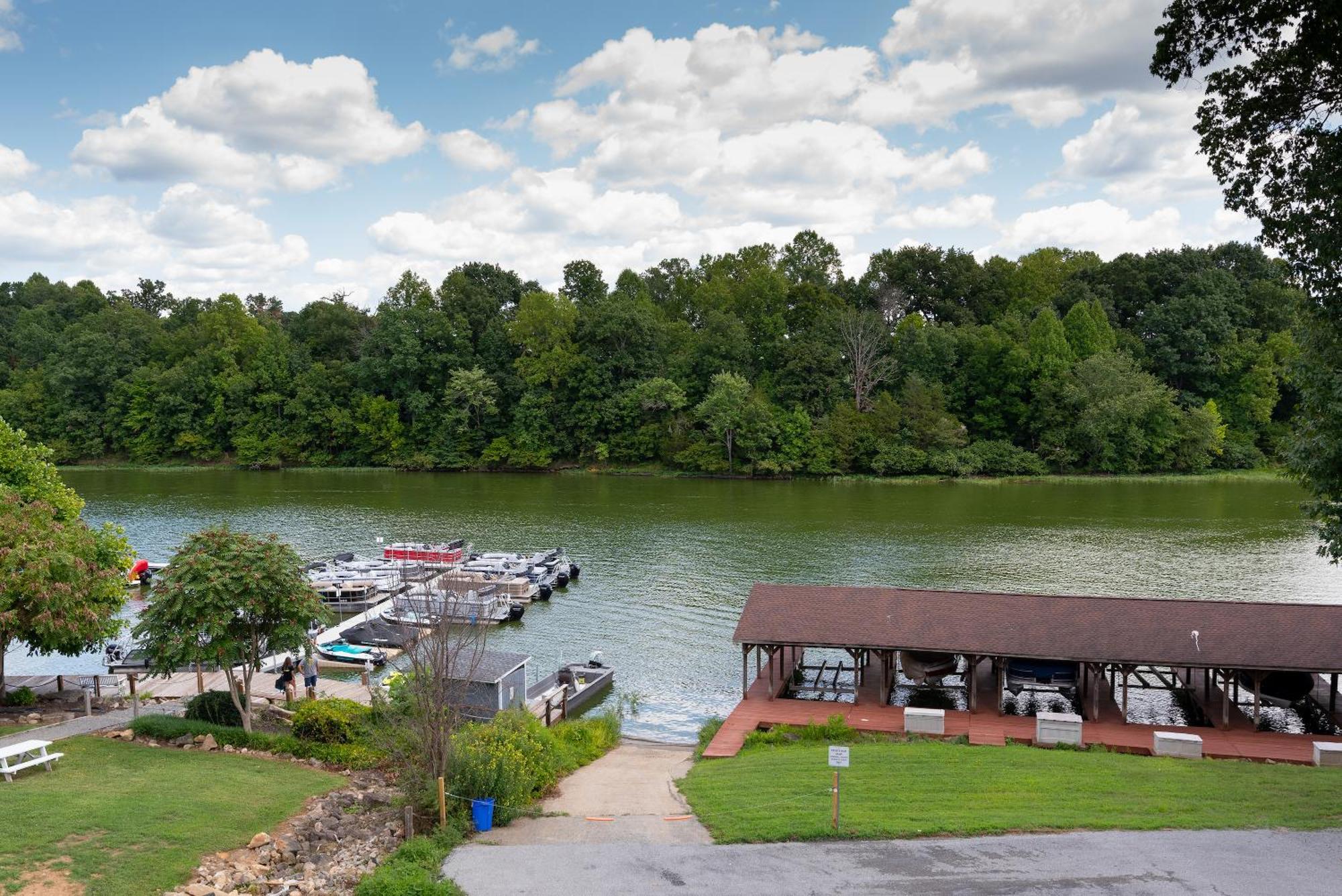 Boardwalk Hotel On Lake Anna By Kasa Mineral Exterior photo